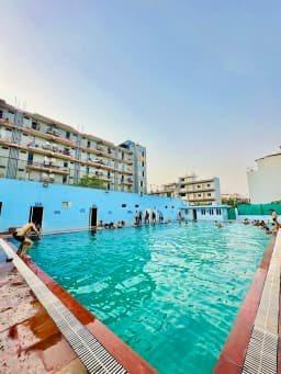 Swimming pool arena